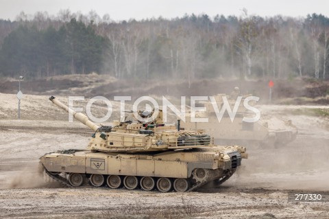  12.04.2023 NOWA DEBA <br />
SZKOLENIE POLSKICH I AMERYKANSKICH ZOLNIERZY Z UZYCIA CZOLGOW ABRAMS, WOZOW BOJOWYCH BRADLEY, ARMATOHAUBIC KRAB I TRANSPORTEROW ROSOMAK NA POLIGONIE W NOWEJ DEBIE <br />
 