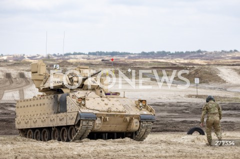  12.04.2023 NOWA DEBA <br />
SZKOLENIE POLSKICH I AMERYKANSKICH ZOLNIERZY Z UZYCIA CZOLGOW ABRAMS, WOZOW BOJOWYCH BRADLEY, ARMATOHAUBIC KRAB I TRANSPORTEROW ROSOMAK NA POLIGONIE W NOWEJ DEBIE <br />
 