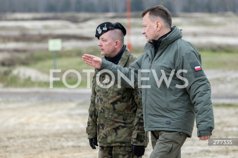  12.04.2023 NOWA DEBA <br />
SZKOLENIE POLSKICH I AMERYKANSKICH ZOLNIERZY Z UZYCIA CZOLGOW ABRAMS, WOZOW BOJOWYCH BRADLEY, ARMATOHAUBIC KRAB I TRANSPORTEROW ROSOMAK NA POLIGONIE W NOWEJ DEBIE <br />
N/Z MINISTER OBRONY NARODOWEJ MARIUSZ BLASZCZAK MACIEJ JABLONSKI<br />
 