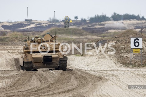  12.04.2023 NOWA DEBA <br />
SZKOLENIE POLSKICH I AMERYKANSKICH ZOLNIERZY Z UZYCIA CZOLGOW ABRAMS, WOZOW BOJOWYCH BRADLEY, ARMATOHAUBIC KRAB I TRANSPORTEROW ROSOMAK NA POLIGONIE W NOWEJ DEBIE <br />
 