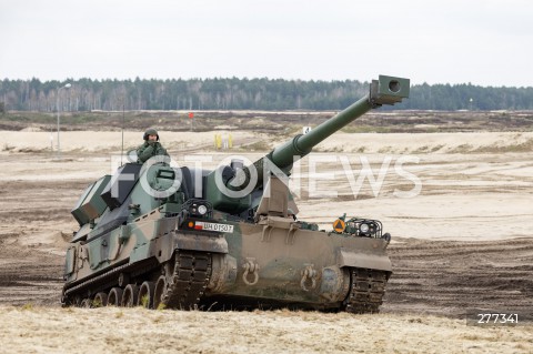  12.04.2023 NOWA DEBA <br />
SZKOLENIE POLSKICH I AMERYKANSKICH ZOLNIERZY Z UZYCIA CZOLGOW ABRAMS, WOZOW BOJOWYCH BRADLEY, ARMATOHAUBIC KRAB I TRANSPORTEROW ROSOMAK NA POLIGONIE W NOWEJ DEBIE <br />
 