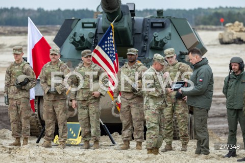  12.04.2023 NOWA DEBA <br />
SZKOLENIE POLSKICH I AMERYKANSKICH ZOLNIERZY Z UZYCIA CZOLGOW ABRAMS, WOZOW BOJOWYCH BRADLEY, ARMATOHAUBIC KRAB I TRANSPORTEROW ROSOMAK NA POLIGONIE W NOWEJ DEBIE <br />
N/Z MINISTER OBRONY NARODOWEJ MARIUSZ BLASZCZAK AMERYKANSCY ZOLNIERZE<br />
 