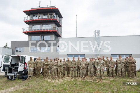  12.04.2023 NOWA DEBA <br />
SZKOLENIE POLSKICH I AMERYKANSKICH ZOLNIERZY Z UZYCIA CZOLGOW ABRAMS, WOZOW BOJOWYCH BRADLEY, ARMATOHAUBIC KRAB I TRANSPORTEROW ROSOMAK NA POLIGONIE W NOWEJ DEBIE <br />
N/Z AMERYKANSCY ZOLNIERZE <br />
 