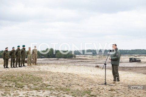  12.04.2023 NOWA DEBA <br />
SZKOLENIE POLSKICH I AMERYKANSKICH ZOLNIERZY Z UZYCIA CZOLGOW ABRAMS, WOZOW BOJOWYCH BRADLEY, ARMATOHAUBIC KRAB I TRANSPORTEROW ROSOMAK NA POLIGONIE W NOWEJ DEBIE <br />
N/Z MINISTER OBRONY NARODOWEJ MARIUSZ BLASZCZAK ZOLNIERZE<br />
 