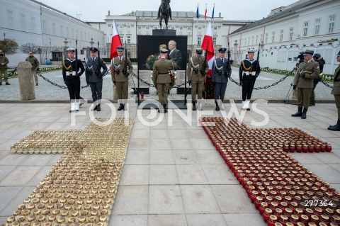  16.04.2023 WARSZAWA<br />
APEL PAMIECI PRZED PALACEM PREZYDENCKIM W ROCZNICE KATASTROFY SMOLENSKIEJ<br />
N/Z ZNICZE I WARTA HONOROWA<br />
FOT. MARCIN BANASZKIEWICZ/FOTONEWS  