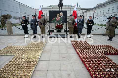  16.04.2023 WARSZAWA<br />
APEL PAMIECI PRZED PALACEM PREZYDENCKIM W ROCZNICE KATASTROFY SMOLENSKIEJ<br />
N/Z ZNICZE I WARTA HONOROWA<br />
FOT. MARCIN BANASZKIEWICZ/FOTONEWS  