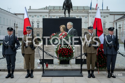  16.04.2023 WARSZAWA<br />
APEL PAMIECI PRZED PALACEM PREZYDENCKIM W ROCZNICE KATASTROFY SMOLENSKIEJ<br />
N/Z LECH I MARIA KACZYNSCY OBRAZ<br />
FOT. MARCIN BANASZKIEWICZ/FOTONEWS  