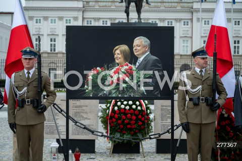  16.04.2023 WARSZAWA<br />
APEL PAMIECI PRZED PALACEM PREZYDENCKIM W ROCZNICE KATASTROFY SMOLENSKIEJ<br />
N/Z LECH I MARIA KACZYNSCY OBRAZ<br />
FOT. MARCIN BANASZKIEWICZ/FOTONEWS  