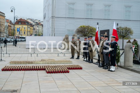  16.04.2023 WARSZAWA<br />
APEL PAMIECI PRZED PALACEM PREZYDENCKIM W ROCZNICE KATASTROFY SMOLENSKIEJ<br />
N/Z WARTA HONOROWA ZNICZE<br />
FOT. MARCIN BANASZKIEWICZ/FOTONEWS  