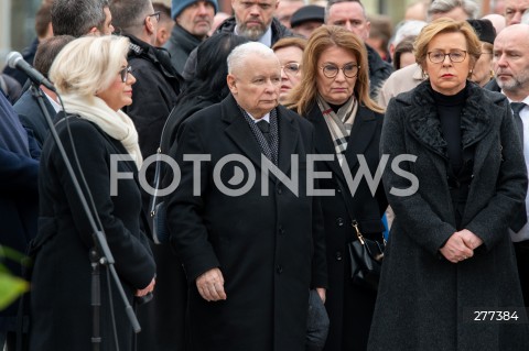  16.04.2023 WARSZAWA<br />
APEL PAMIECI PRZED PALACEM PREZYDENCKIM W ROCZNICE KATASTROFY SMOLENSKIEJ<br />
N/Z JAROSLAW KACZYNSKI BEATA MAZUREK<br />
FOT. MARCIN BANASZKIEWICZ/FOTONEWS  