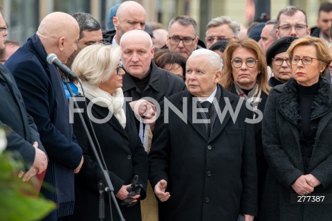  16.04.2023 WARSZAWA<br />
APEL PAMIECI PRZED PALACEM PREZYDENCKIM W ROCZNICE KATASTROFY SMOLENSKIEJ<br />
N/Z JOACHIM BRUDZINSKI JAROSLAW KACZYNSKI BEATA MAZUREK<br />
FOT. MARCIN BANASZKIEWICZ/FOTONEWS  