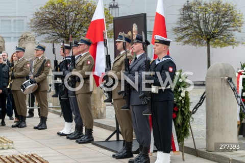  16.04.2023 WARSZAWA<br />
APEL PAMIECI PRZED PALACEM PREZYDENCKIM W ROCZNICE KATASTROFY SMOLENSKIEJ<br />
N/Z WARTA HONOROWA<br />
FOT. MARCIN BANASZKIEWICZ/FOTONEWS  