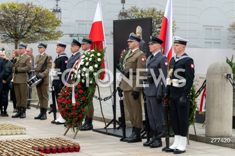  16.04.2023 WARSZAWA<br />
APEL PAMIECI PRZED PALACEM PREZYDENCKIM W ROCZNICE KATASTROFY SMOLENSKIEJ<br />
N/Z WARTA HONOROWA<br />
FOT. MARCIN BANASZKIEWICZ/FOTONEWS  