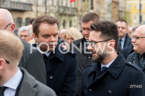  16.04.2023 WARSZAWA<br />
APEL PAMIECI PRZED PALACEM PREZYDENCKIM W ROCZNICE KATASTROFY SMOLENSKIEJ<br />
N/Z RAFAL BOCHENEK RADOSLAW FOGIEL<br />
FOT. MARCIN BANASZKIEWICZ/FOTONEWS  