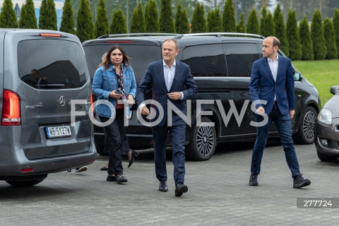  25.04.2023 ROPCZYCE<br />
SPOTKANIE PRZEWODNICZACEGO PLATFORMY OBYWATELSKIEJ DONALDA TUSKA Z PRZEDSIEBIORCAMI W FIRMIE REGA YACHT <br />
N/Z DONALD TUSK BORYS BUDKA <br />
 