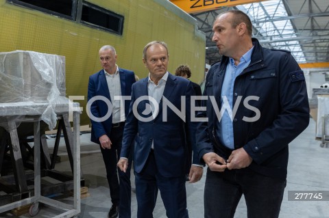  25.04.2023 ROPCZYCE<br />
SPOTKANIE PRZEWODNICZACEGO PLATFORMY OBYWATELSKIEJ DONALDA TUSKA Z PRZEDSIEBIORCAMI W FIRMIE REGA YACHT <br />
N/Z DONALD TUSK TOMASZ BABICZ <br />
 