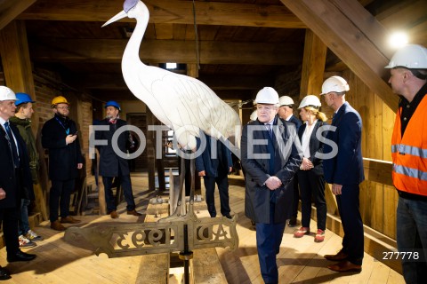  27.04.2023 GDANSK<br />
MONTAZ WIATROWSKAZU NA HISTORYCZNYM ZURAWIU GDANSKIM W GDANSKU Z UDZIALEM WICEPREMIERA PIOTRA GLINSKIEGO<br />
N/Z ODNOWIONY WIATROWSKAZ I PIOTR GLINSKI<br />
 