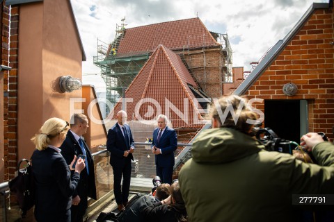  27.04.2023 GDANSK<br />
MONTAZ WIATROWSKAZU NA HISTORYCZNYM ZURAWIU GDANSKIM W GDANSKU Z UDZIALEM WICEPREMIERA PIOTRA GLINSKIEGO<br />
N/Z ROBERT DOMZAL PIOTR GLINSKI<br />
 