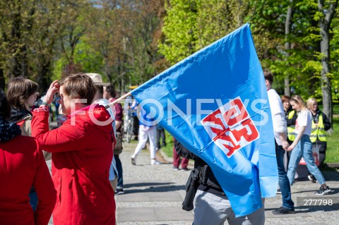  01.05.2023 WARSZAWA<br />
POCHOD PIERWSZOMAJOWY LEWICY I OPZZ<br />
GODNA PRACA GODNE ZYCIE<br />
N/Z FLAGA OPZZ<br />
FOT. MARCIN BANASZKIEWICZ/FOTONEWS 