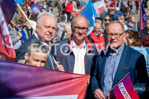  01.05.2023 WARSZAWA<br />
POCHOD PIERWSZOMAJOWY LEWICY I OPZZ<br />
GODNA PRACA GODNE ZYCIE<br />
N/Z JACEK CZERNIAK WLODZIMIERZ CZARZASTY WIESLAW BUZ<br />
FOT. MARCIN BANASZKIEWICZ/FOTONEWS 