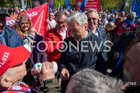  01.05.2023 WARSZAWA<br />
POCHOD PIERWSZOMAJOWY LEWICY I OPZZ<br />
GODNA PRACA GODNE ZYCIE<br />
N/Z ROBERT BIEDRON<br />
FOT. MARCIN BANASZKIEWICZ/FOTONEWS 