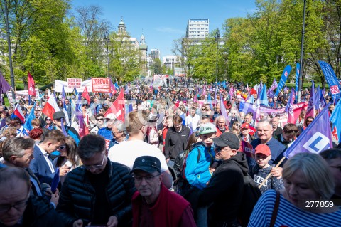  01.05.2023 WARSZAWA<br />
POCHOD PIERWSZOMAJOWY LEWICY I OPZZ<br />
GODNA PRACA GODNE ZYCIE<br />
N/Z UCZESTNICY ZGROMADZENIA<br />
FOT. MARCIN BANASZKIEWICZ/FOTONEWS 