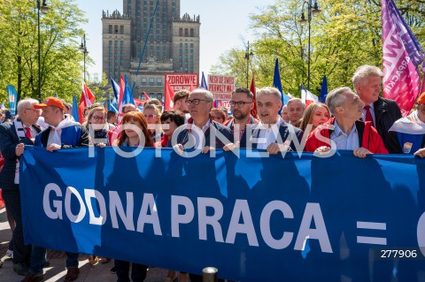  01.05.2023 WARSZAWA<br />
POCHOD PIERWSZOMAJOWY LEWICY I OPZZ<br />
GODNA PRACA GODNE ZYCIE<br />
N/Z WLODZIMIERZ CZARZASTY KRZYSZTOF GAWKOWSKI PIOTR OSTROWSKI<br />
FOT. MARCIN BANASZKIEWICZ/FOTONEWS 