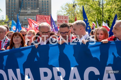  01.05.2023 WARSZAWA<br />
POCHOD PIERWSZOMAJOWY LEWICY I OPZZ<br />
GODNA PRACA GODNE ZYCIE<br />
N/Z WLODZIMIERZ CZARZASTY KRZYSZTOF GAWKOWSKI<br />
FOT. MARCIN BANASZKIEWICZ/FOTONEWS 