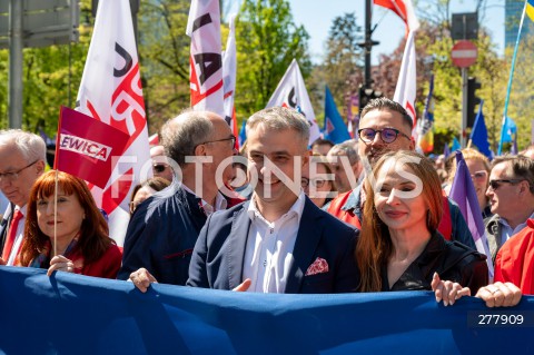  01.05.2023 WARSZAWA<br />
POCHOD PIERWSZOMAJOWY LEWICY I OPZZ<br />
GODNA PRACA GODNE ZYCIE<br />
N/Z KRZYSZTOF GAWKOWSKI AGNIESZKA DZIEMIANOWICZ BAK<br />
FOT. MARCIN BANASZKIEWICZ/FOTONEWS 