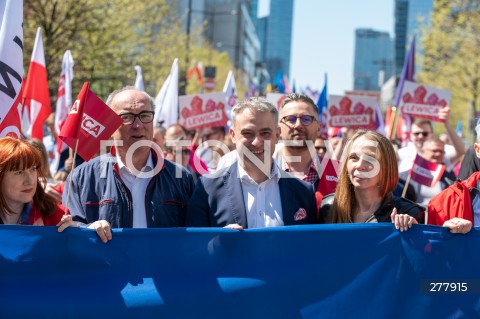  01.05.2023 WARSZAWA<br />
POCHOD PIERWSZOMAJOWY LEWICY I OPZZ<br />
GODNA PRACA GODNE ZYCIE<br />
N/Z WLODZIMIERZ CZARZASTY, KRZYSZTOF GAWKOWSKI, AGNIESZKA DZIEMIANOWICZ BAK<br />
FOT. MARCIN BANASZKIEWICZ/FOTONEWS 