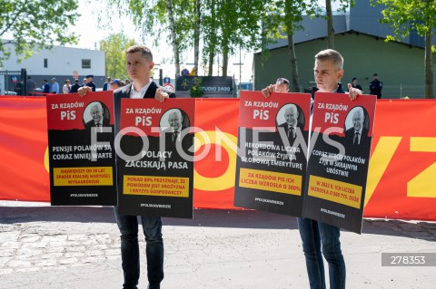  13.05.2023 WARSZAWA<br />
KONFERENCJA PRASOWA KLUBU PARLAMENTARNEGO KOALICJA OBYWATELSKA<br />
PIS = DROZYZNA<br />
N/Z PLAKAT PIS DROZYZNA<br />
FOT. MARCIN BANASZKIEWICZ/FOTONEWS  