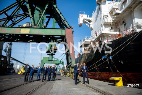  22.05.2023 GDYNIA<br />
WIZYTA PREMIERA MATEUSZA MORAWIECKIEGO W PORCIE MORSKIM W GDYNI<br />
KONFERENCJA NA TEMAT SWIATOWEGO RYNKU ZBOZA<br />
N/Z MAREK GROBARCZYK MARCIN HORALA MATEUSZ MORAWIECKI DARIUSZ DRELICH<br />
 