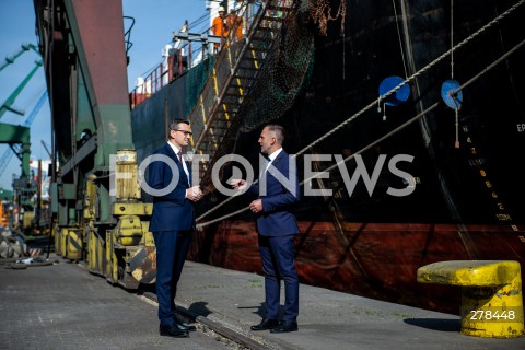  22.05.2023 GDYNIA<br />
WIZYTA PREMIERA MATEUSZA MORAWIECKIEGO W PORCIE MORSKIM W GDYNI<br />
KONFERENCJA NA TEMAT SWIATOWEGO RYNKU ZBOZA<br />
N/Z MATEUSZ MORAWIECKI JACEK SADAJ <br />
 