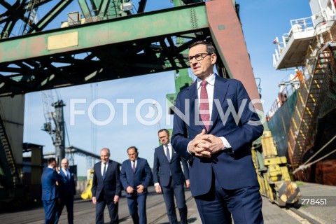  22.05.2023 GDYNIA<br />
WIZYTA PREMIERA MATEUSZA MORAWIECKIEGO W PORCIE MORSKIM W GDYNI<br />
KONFERENCJA NA TEMAT SWIATOWEGO RYNKU ZBOZA<br />
N/Z MATEUSZ MORAWIECKI<br />
 