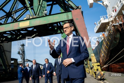  22.05.2023 GDYNIA<br />
WIZYTA PREMIERA MATEUSZA MORAWIECKIEGO W PORCIE MORSKIM W GDYNI<br />
KONFERENCJA NA TEMAT SWIATOWEGO RYNKU ZBOZA<br />
N/Z MATEUSZ MORAWIECKI<br />
 