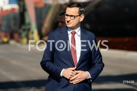  22.05.2023 GDYNIA<br />
WIZYTA PREMIERA MATEUSZA MORAWIECKIEGO W PORCIE MORSKIM W GDYNI<br />
KONFERENCJA NA TEMAT SWIATOWEGO RYNKU ZBOZA<br />
N/Z MATEUSZ MORAWIECKI<br />
 