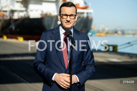  22.05.2023 GDYNIA<br />
WIZYTA PREMIERA MATEUSZA MORAWIECKIEGO W PORCIE MORSKIM W GDYNI<br />
KONFERENCJA NA TEMAT SWIATOWEGO RYNKU ZBOZA<br />
N/Z MATEUSZ MORAWIECKI<br />
 