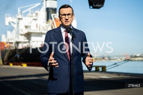  22.05.2023 GDYNIA<br />
WIZYTA PREMIERA MATEUSZA MORAWIECKIEGO W PORCIE MORSKIM W GDYNI<br />
KONFERENCJA NA TEMAT SWIATOWEGO RYNKU ZBOZA<br />
N/Z MATEUSZ MORAWIECKI<br />
 