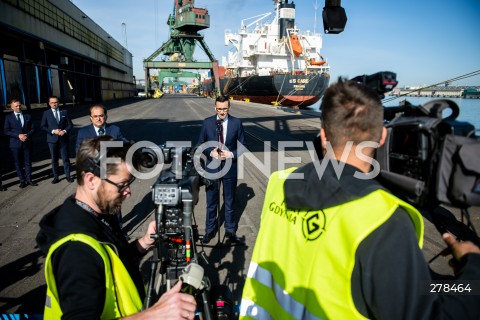  22.05.2023 GDYNIA<br />
WIZYTA PREMIERA MATEUSZA MORAWIECKIEGO W PORCIE MORSKIM W GDYNI<br />
KONFERENCJA NA TEMAT SWIATOWEGO RYNKU ZBOZA<br />
N/Z MATEUSZ MORAWIECKI<br />
 