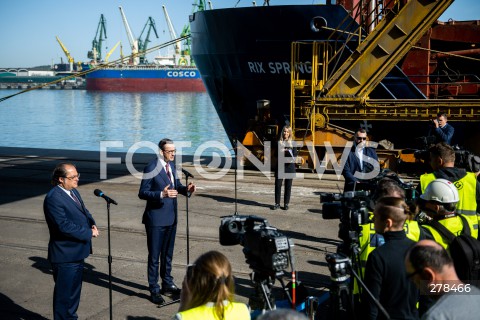  22.05.2023 GDYNIA<br />
WIZYTA PREMIERA MATEUSZA MORAWIECKIEGO W PORCIE MORSKIM W GDYNI<br />
KONFERENCJA NA TEMAT SWIATOWEGO RYNKU ZBOZA<br />
N/Z MATEUSZ MORAWIECKI MAREK GROBARCZYK<br />
 