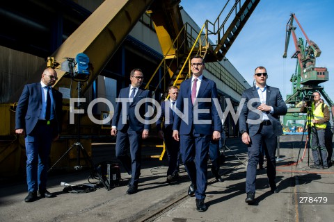  22.05.2023 GDYNIA<br />
WIZYTA PREMIERA MATEUSZA MORAWIECKIEGO W PORCIE MORSKIM W GDYNI<br />
KONFERENCJA NA TEMAT SWIATOWEGO RYNKU ZBOZA<br />
N/Z MATEUSZ MORAWIECKI MARCIN HORALA<br />
 