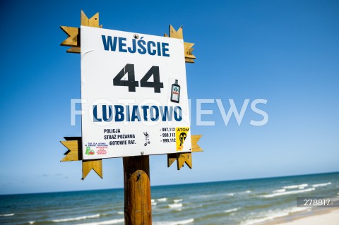  29.05.2023 LUBIATOWO<br />
OKOLICA PLANOWANEJ ELEKTROWNI ATOMOWEJ W GMINIE CHOCZEWO<br />
N/Z PLAZA LUBIATOWO WEJSCIE 44 NAKLEJKA ATOM STOP<br />
 