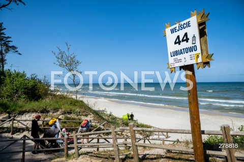  29.05.2023 LUBIATOWO<br />
OKOLICA PLANOWANEJ ELEKTROWNI ATOMOWEJ W GMINIE CHOCZEWO<br />
N/Z PLAZA LUBIATOWO WEJSCIE 44 NAKLEJKA ATOM STOP<br />
 