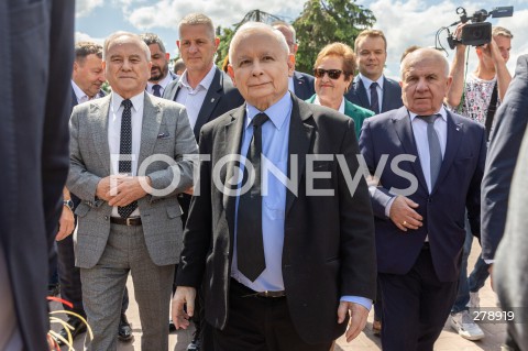  03.06.2023 PILZNO <br />
WIZYTA PREZESA PIS JAROSLAWA KACZYNSKIEGO NA PODKARPACIU <br />
WIZYTA W ZAKLADZIE MIESNYM TAURUS <br />
N/Z JAROSLAW KACZYNSKI ANDRZEJ SZLACHTA STANISLAW JAROSZ <br />
 