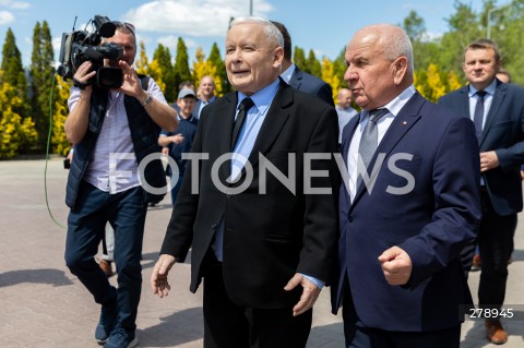  03.06.2023 PILZNO <br />
WIZYTA PREZESA PIS JAROSLAWA KACZYNSKIEGO NA PODKARPACIU <br />
WIZYTA W ZAKLADZIE MIESNYM TAURUS <br />
N/Z JAROSLAW KACZYNSKI STANISLAW JAROSZ <br />
 