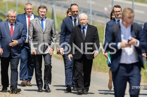  03.06.2023 RUDNA WIELKA <br />
WIZYTA PREZESA PIS JAROSLAWA KACZYNSKIEGO NA PODKARPACIU <br />
KONFERENCJA PRASOWA PRZY DRODZE S19 VIA CARPATIA W RUDNEJ WIELKIEJ <br />
N/Z JAROSLAW KACZYNSKI ANDRZEJ ADAMCZYK MAREK KUCHCINSKI RAFAL WEBER TOMASZ PEREBA <br />
 