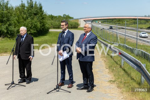  03.06.2023 RUDNA WIELKA <br />
WIZYTA PREZESA PIS JAROSLAWA KACZYNSKIEGO NA PODKARPACIU <br />
KONFERENCJA PRASOWA PRZY DRODZE S19 VIA CARPATIA W RUDNEJ WIELKIEJ <br />
N/Z JAROSLAW KACZYNSKI TOMASZ POREBA ANDRZEJ ADAMCZYK <br />
 