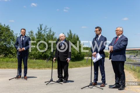  03.06.2023 RUDNA WIELKA <br />
WIZYTA PREZESA PIS JAROSLAWA KACZYNSKIEGO NA PODKARPACIU <br />
KONFERENCJA PRASOWA PRZY DRODZE S19 VIA CARPATIA W RUDNEJ WIELKIEJ <br />
N/Z RAFAL BOCHENEK JAROSLAW KACZYNSKI TOMASZ POREBA ANDRZEJ ADAMCZYK <br />
 