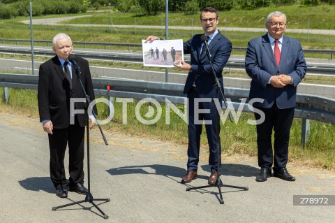  03.06.2023 RUDNA WIELKA <br />
WIZYTA PREZESA PIS JAROSLAWA KACZYNSKIEGO NA PODKARPACIU <br />
KONFERENCJA PRASOWA PRZY DRODZE S19 VIA CARPATIA W RUDNEJ WIELKIEJ <br />
N/Z JAROSLAW KACZYNSKI TOMASZ POREBA ANDRZEJ ADAMCZYK <br />
 