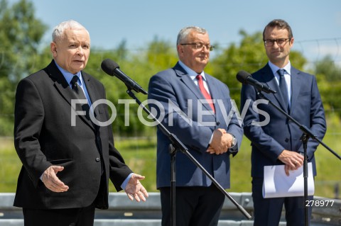  03.06.2023 RUDNA WIELKA <br />
WIZYTA PREZESA PIS JAROSLAWA KACZYNSKIEGO NA PODKARPACIU <br />
KONFERENCJA PRASOWA PRZY DRODZE S19 VIA CARPATIA W RUDNEJ WIELKIEJ <br />
N/Z JAROSLAW KACZYNSKI TOMASZ POREBA ANDRZEJ ADAMCZYK <br />
 